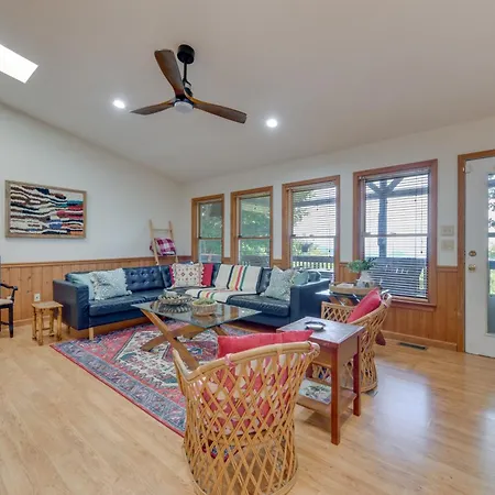 Pet-Friendly Waynesville Retreat With Hot Tub!